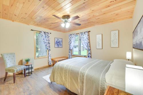 una camera da letto con un letto e un ventilatore a soffitto di Cozy Cable Cabin Rental - Pet Friendly! a Cable