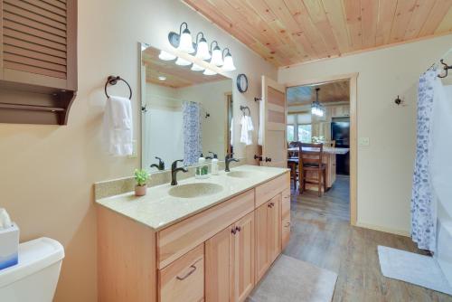 un bagno con lavandino e specchio di Cozy Cable Cabin Rental - Pet Friendly! a Cable