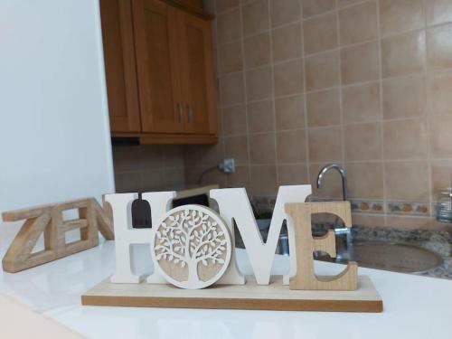 um balcão de cozinha com uma placa que lê amor em Apartamento de Bem Estar em São Pedro do Sul