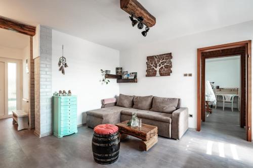 a living room with a couch and a table at Mjesto za odmor Golden Hill in Šandrovac