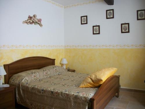 una camera da letto con un letto con un cuscino sopra di Il Casale -appartamento di 105mq- a SantʼAgata deʼ Goti