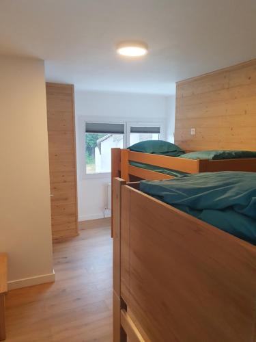 SarcenasにあるChalet Jaune Charmant SOMの窓付きの客室で、二段ベッド2台が備わります。
