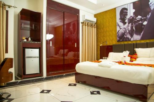 Una cama o camas en una habitación de Capitole Hotel