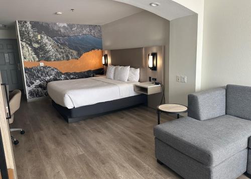 ein Hotelzimmer mit einem Bett und einem Sofa in der Unterkunft La Quinta by Wyndham Albuquerque Midtown NEWLY RENOVATED in Albuquerque