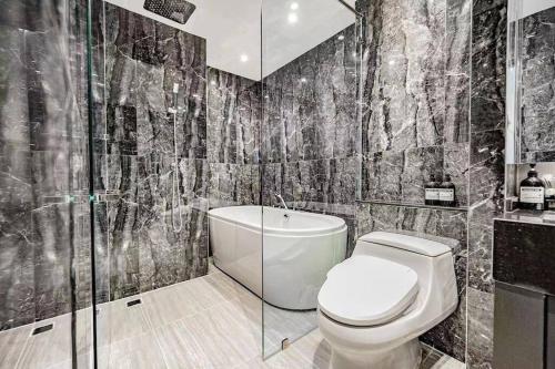 Koupelna v ubytování Erawan Luxury 2B2B Condo (2卧室豪华公寓古城中心)