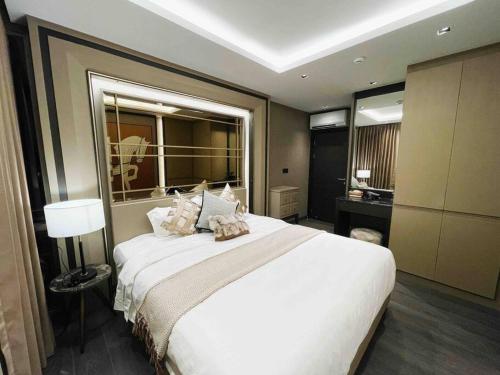 Postel nebo postele na pokoji v ubytování Erawan Luxury 2B2B Condo (2卧室豪华公寓古城中心)