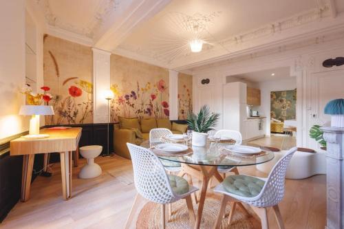 une salle à manger avec une table et des chaises dans l'établissement Le Balcon du 21, à Bourg-en-Bresse