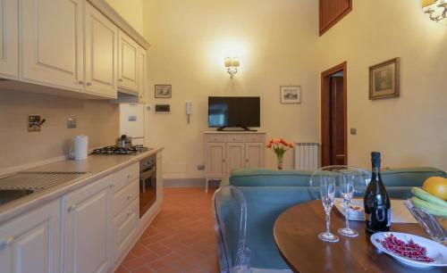 a kitchen and living room with a table and a couch at Villa Gerini in Ronta
