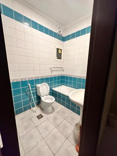 a bathroom with a toilet and a tub and a sink at درة العروس - شاطيء الحالمة - شاطيء صالح للسباحة - شاليه فاخر in Durat  Alarous