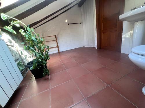 a bathroom with a toilet and a tile floor at Casa Rural Basiver - Suite Basiver in Armaño