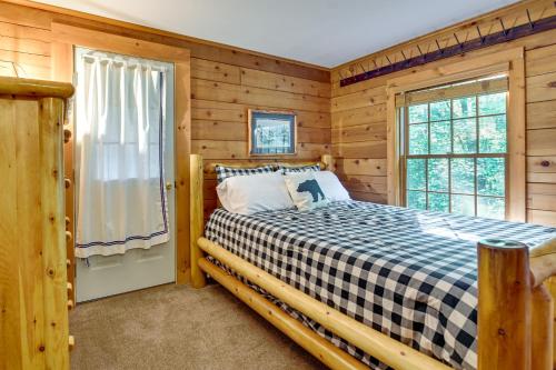 1 dormitorio con cama y ventana en Cozy Gore Mountain Cabin with Game Room and Fire Pit en North Creek