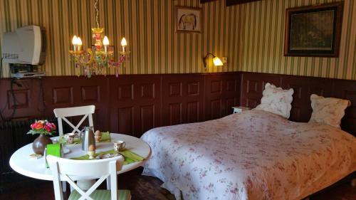 a bedroom with a bed and a table with a tray of food at Bed and Breakfast Het Oude Bos in Wijnjewoude