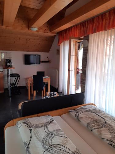 ein Schlafzimmer mit einem Bett und ein Esszimmer mit einem Tisch in der Unterkunft Haus Alexandra Apartment in Bled