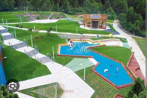 uma vista aérea de um parque com uma piscina em Nowoczesne mieszkanie 63m2 em Jastrzębie Zdrój