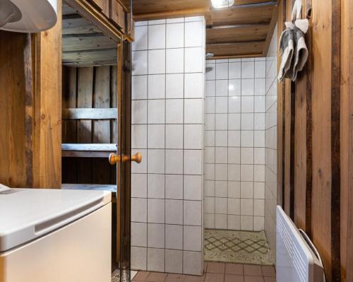 y baño con ducha de azulejos blancos. en Türi Holiday Home, a simple house, en Türi