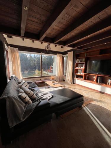 Giường trong phòng chung tại Hermosa Casa en Bosque De Pinos Trevelin!