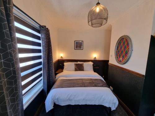 En eller flere senge i et værelse på Rendezvous Bar & Rooms - ADULTS ONLY