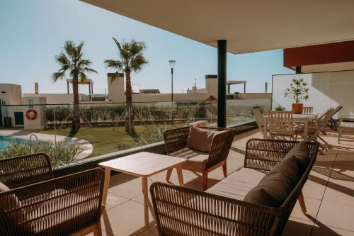 patio con sedie, tavolo e divano di Little Dream - Luxury Beach Retreat a Fuengirola