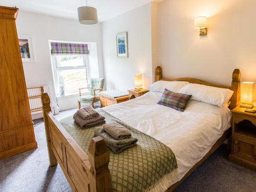 a bedroom with a bed with two towels on it at Moelwyn View Cottage in Blaenau-Ffestiniog