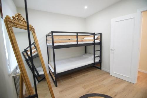 Bunk bed o mga bunk bed sa kuwarto sa Apartamentos 2K - Apartamento en muelle Olabeaga