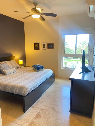 una camera da letto con un letto e un ventilatore a soffitto di Isla Bonita a Palm Beach