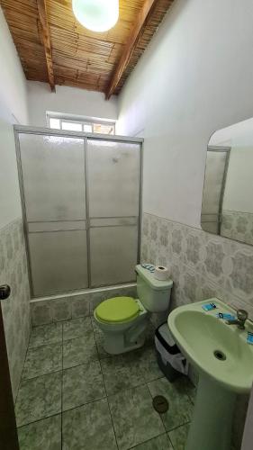 ein Bad mit einem WC und einem Waschbecken in der Unterkunft Hospedaje El Cascabel in Sunampe