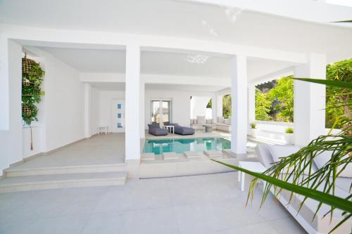 Πισίνα στο ή κοντά στο Almyra Seaside Luxury Suites