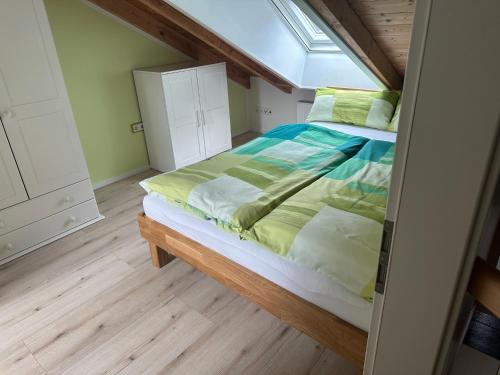 een slaapkamer met een bed in een kamer bij Martins Ferienhäusle in Ochsenfurt
