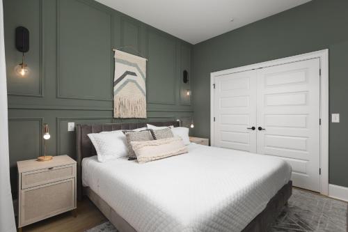 Giường trong phòng chung tại Chic and Cozy Designer Condo 3 Miles to Downtown