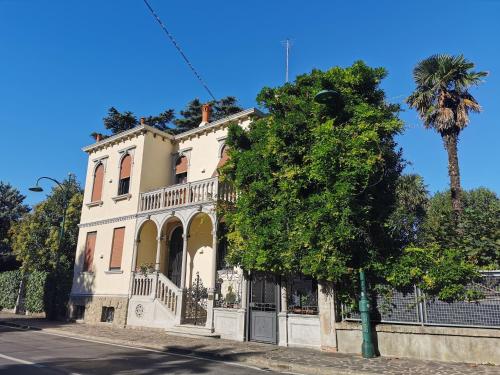 Biały dom z drzewem przed nim w obiekcie L'Antico Lido Venice w Lido di Venezia