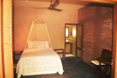 a bedroom with a bed and a ceiling fan at Hotel Bendita Luna in Mazunte