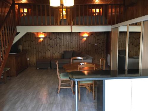 un salon avec une table, des chaises et un canapé dans l'établissement Cocon à la montagne, à Montclar