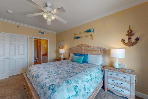 1 dormitorio con 1 cama y ventilador de techo en Seawind #1109, en Gulf Shores