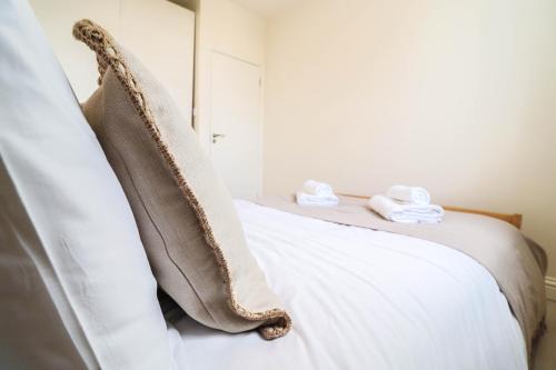 Säng eller sängar i ett rum på Stunning 2 bed flat right by OVAL STATION!