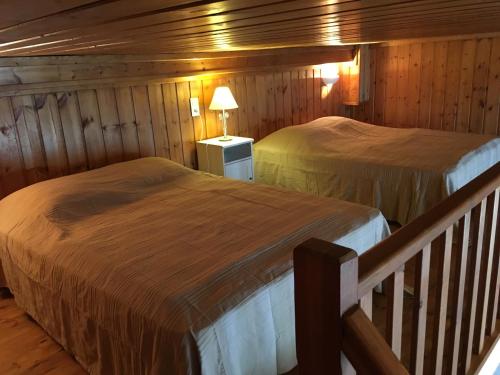 - une chambre avec 2 lits dans une cabine dans l'établissement Cocon à la montagne, à Montclar