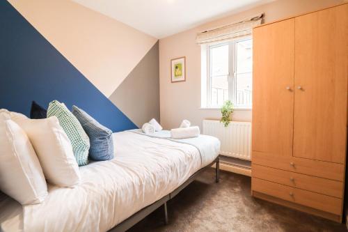 a small bedroom with a bed and a window at Family-Friendly 4 Bedroom House with Private Driveway in Hillingdon