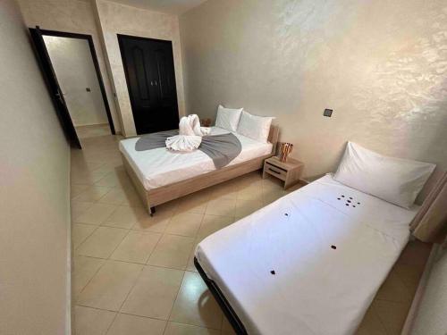 2 camas en una habitación con 2 camas en Appartement haut standing 3 chambres avec Terasse quartier Gueliz / Hivernage à Marrakech en Marrakech