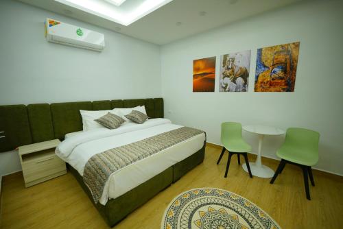 1 dormitorio con 1 cama, mesa y sillas en simple street apartment en Wadi Musa