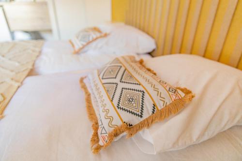 - un lit avec un oreiller dans l'établissement Les Cocons de Lourdes, à Lourdes