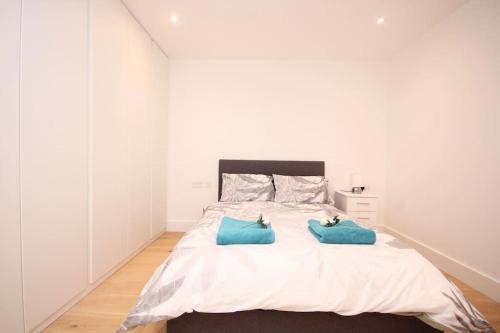 1 dormitorio con 1 cama con 2 almohadas azules en Lovely flat in Baker street, en Londres