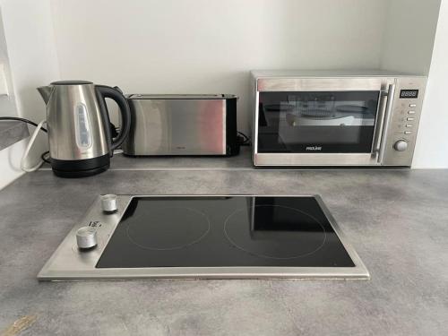 encimera con horno tostadora y microondas en Appartement cosy au cœur de l’Écusson, en Montpellier