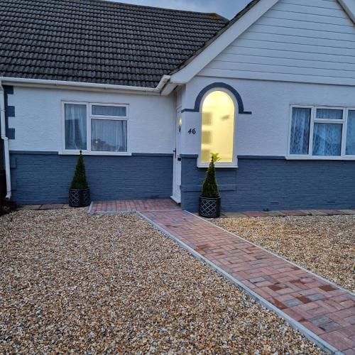 Gallery image of Stylish bungalow with complimentary breakfast on the first morning in Lancing