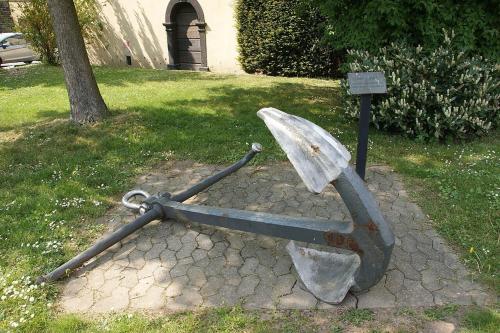 a statue of an umbrella sitting in the grass at Ferienwohnung Neli am Rhein in Rheinbrohl