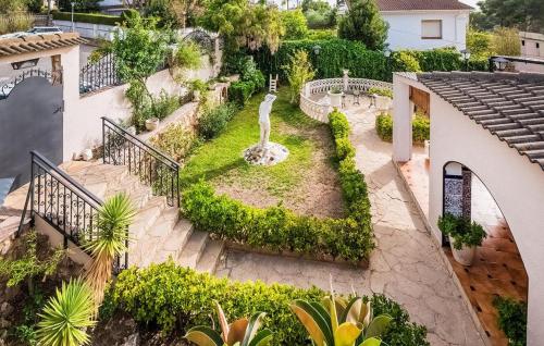 una vista aérea de un jardín con una estatua de jirafa en Casa Roda de Berà (Barà), en Roda de Bará