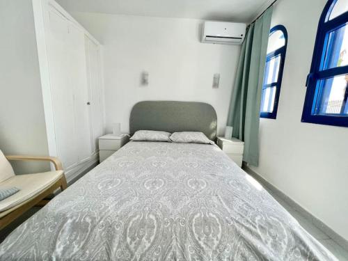 Un pat sau paturi într-o cameră la Bungalow playmar 24