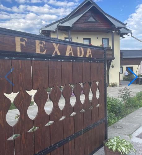 a wooden fence with a sign that reads rexada at Fexada Home in Vama