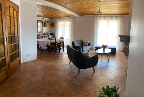 un salon avec un canapé, des chaises et une table dans l'établissement Casa Orsini, à Nessa