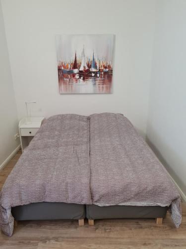Ce lit se trouve dans une chambre ornée d'une peinture murale. dans l'établissement Ferienwohnung Ida an der Flensburger Förde, à Flensbourg