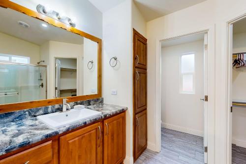 uma casa de banho com um lavatório e um espelho em Apache Abode em Show Low