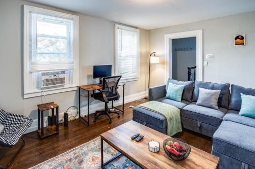 uma sala de estar com um sofá e uma mesa em 3BR Home with In-Unit Laundry, Parking, Sound Bar em Rochester
